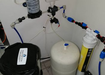 Διάταξη επεξεργασίας νερού με μονάδα αντίστροφης όσμωσης  και στήλη απιονισμού, εγκατεστημένη σε εργαστήριο του Γεωπονικού Πανεπιστημίου Αθηνών.