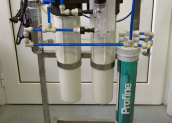 Ειδική διάταξη επεξεργασίας νερού με αντίστροφη όσμωση, ρητίνη απονιτροπίησης και λάμπα UV για απολύμανση του παραγόμενου νερού.